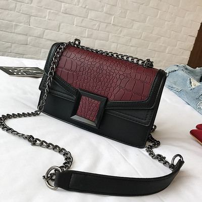 Дамска мини чанта от еко кожа и с метална дръжка