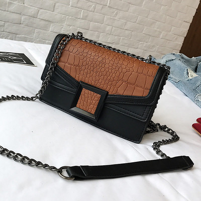 Дамска мини чанта от еко кожа и с метална дръжка