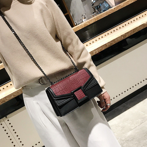 Дамска мини чанта от еко кожа и с метална дръжка