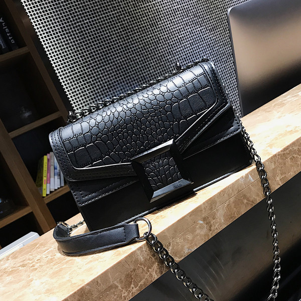 Дамска мини чанта от еко кожа и с метална дръжка