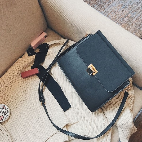 Семпла дамска чанта с тънка презрамка в три цвята