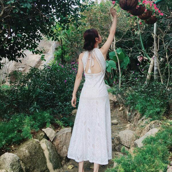 Страхотна плажна рокля с гол гръб и нежни презрамки