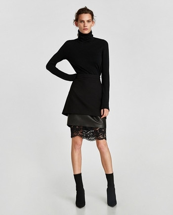 Модерна дамска пола с три степенна дължина и ажурна дантела в черен цвят