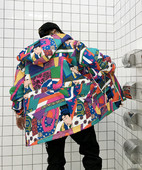 Интересно мъжко яке в дълъг модел с цветен принт и качулка