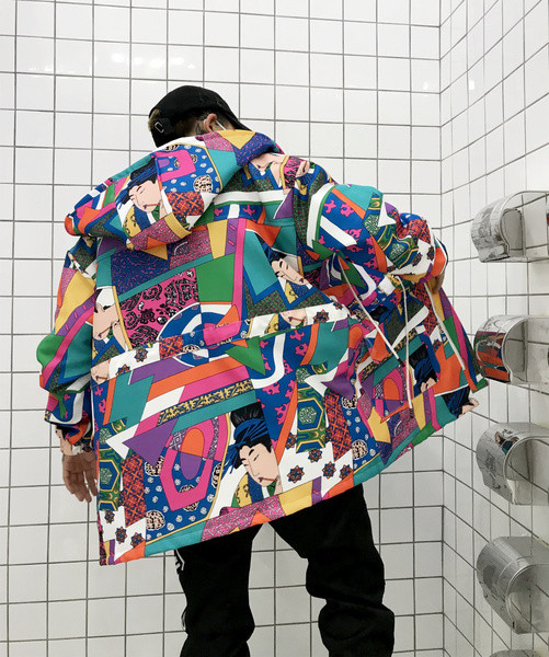 Интересно мъжко яке в дълъг модел с цветен принт и качулка