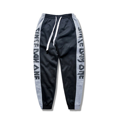 Спортен мъжки панталон в сив и черен цвят с надпис