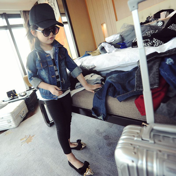 Детско пролетно-есенно дънково якенце за момичета с кръпки по гърба в тъмен цвят