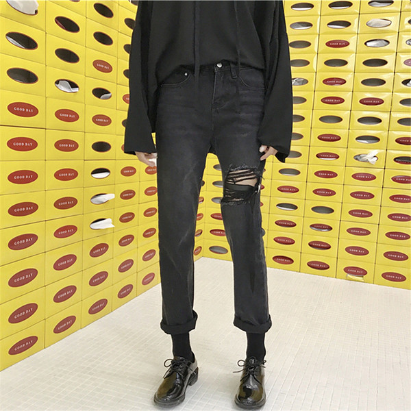 Спортно-ежедневни дамски дънки с кръпка в черен цвят