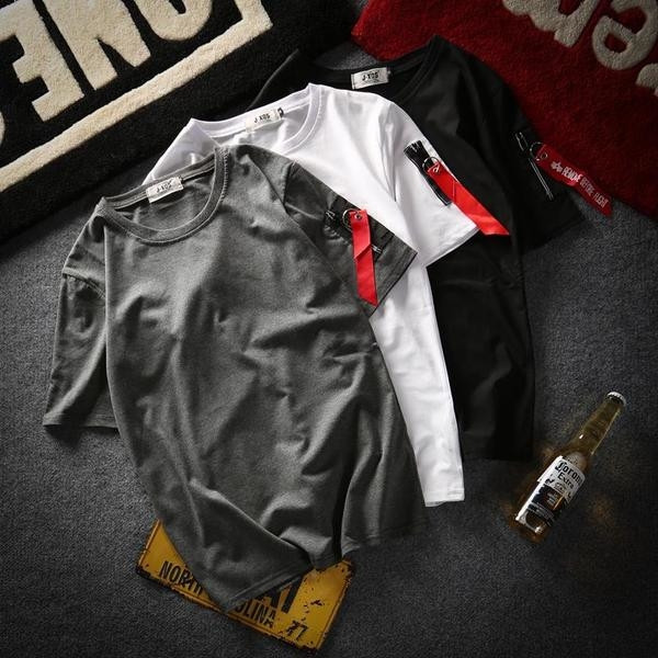 Семпла мъжка тениска в няколко цвята с декорация на ръкава