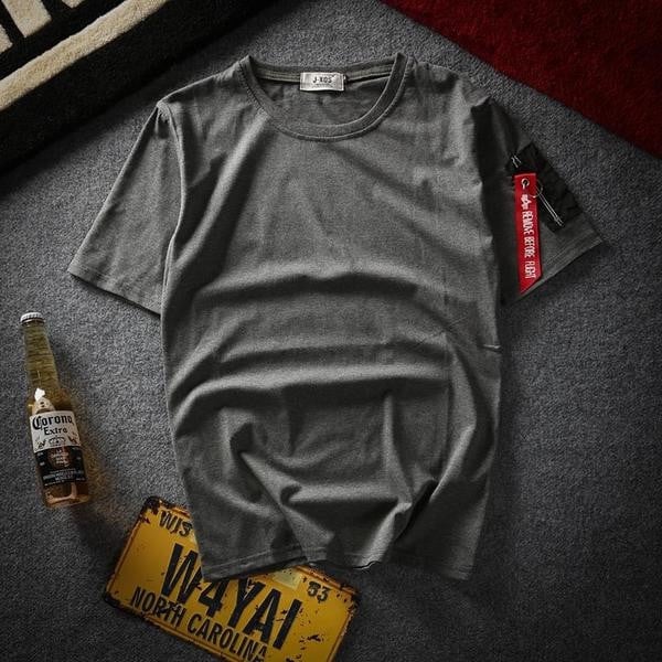 Семпла мъжка тениска в няколко цвята с декорация на ръкава