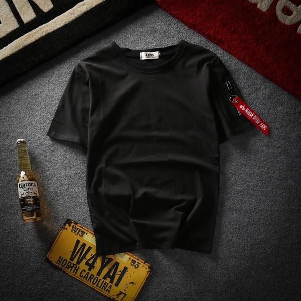 Семпла мъжка тениска в няколко цвята с декорация на ръкава