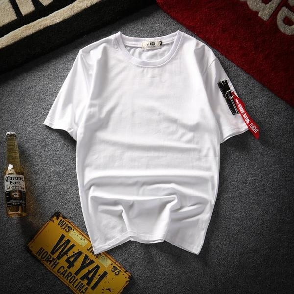 Семпла мъжка тениска в няколко цвята с декорация на ръкава