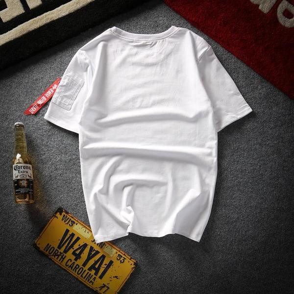 Семпла мъжка тениска в няколко цвята с декорация на ръкава