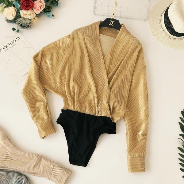 Модерно  дамско боди в с V-образно деколте в няколко цвята