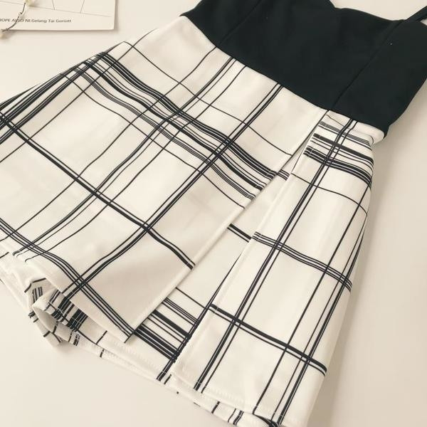 Стилен дамски летен гащеризон в черен и бял цвят 