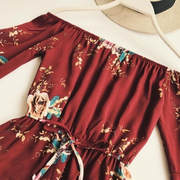 Модерен дамски гащеризон с паднали рамене и широки ръкави 