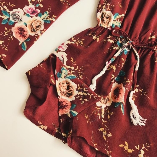 Модерен дамски гащеризон с паднали рамене и широки ръкави 