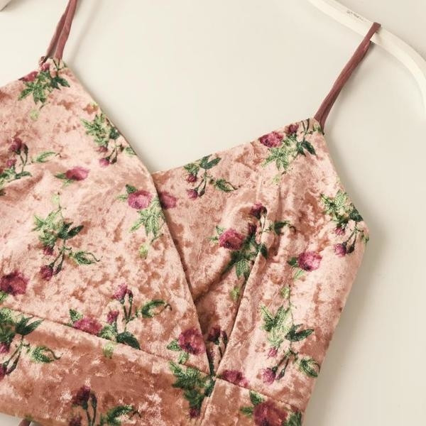 Дамски кадифен топ на цветя в два цвята 