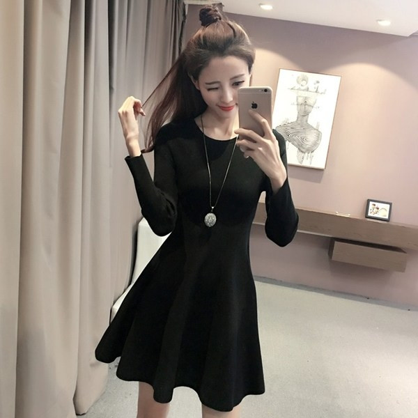 Семпла стилна дамска рокля с дълъг ръкав в червен и черен цвят