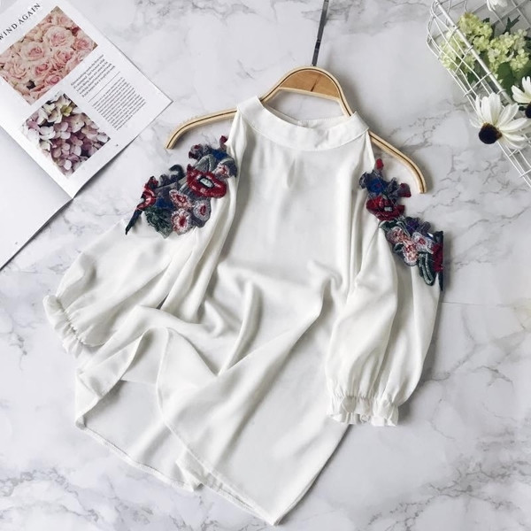 Стилна дамска блуза с бродерия в четири цвята 