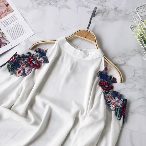 Стилна дамска блуза с бродерия в четири цвята 