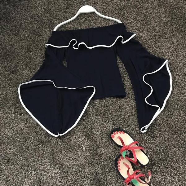 Κομψή γυναικεία μπλούζα με ενδιαφέροντα μακριά μανίκια