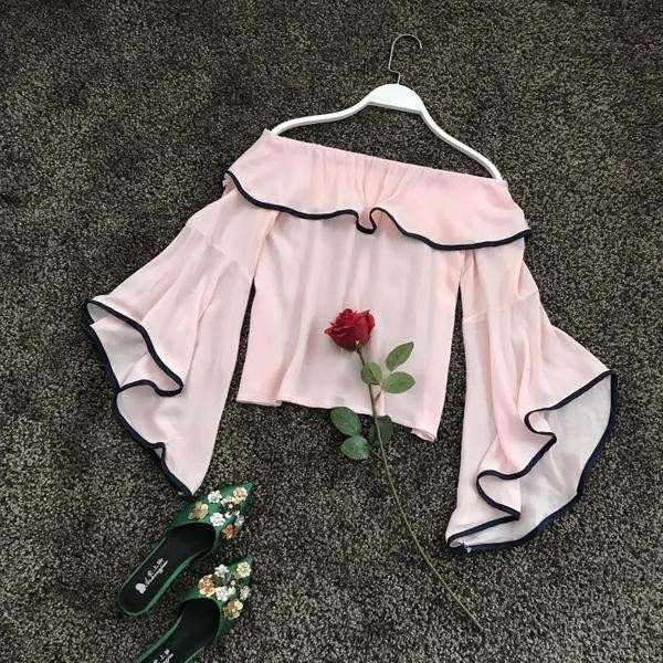 Κομψή γυναικεία μπλούζα με ενδιαφέροντα μακριά μανίκια