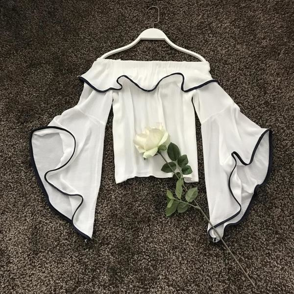 Κομψή γυναικεία μπλούζα με ενδιαφέροντα μακριά μανίκια