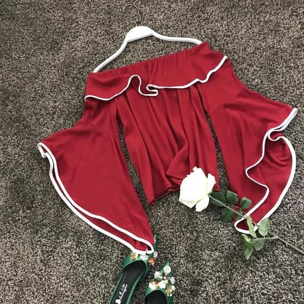 Κομψή γυναικεία μπλούζα με ενδιαφέροντα μακριά μανίκια