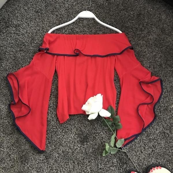 Κομψή γυναικεία μπλούζα με ενδιαφέροντα μακριά μανίκια