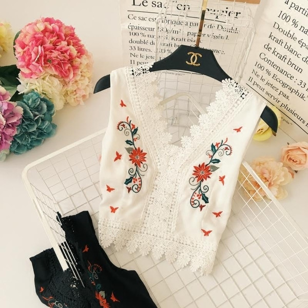 Модерен дамски потник с флорален мотив и V-образно деколте 