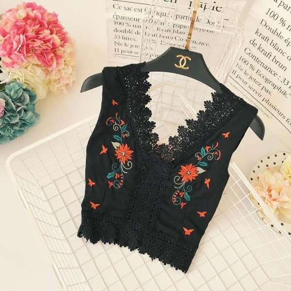 Модерен дамски потник с флорален мотив и V-образно деколте 