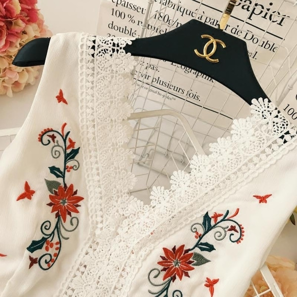 Модерен дамски потник с флорален мотив и V-образно деколте 