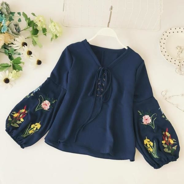 Модерна дамска блуза с кръстосани връзки и интересни широки ръкави с бродерия в различни цветове