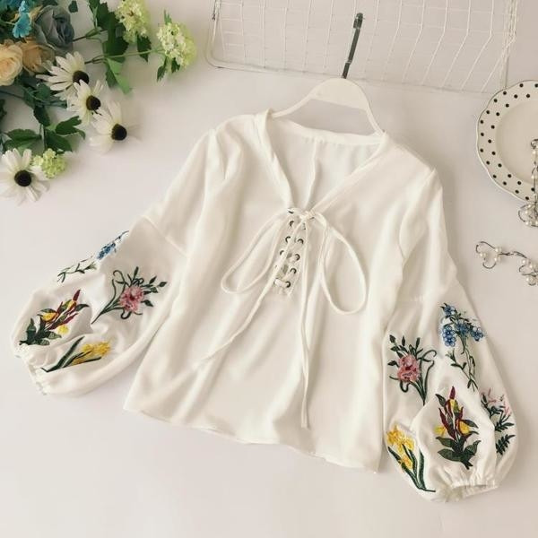 Модерна дамска блуза с кръстосани връзки и интересни широки ръкави с бродерия в различни цветове