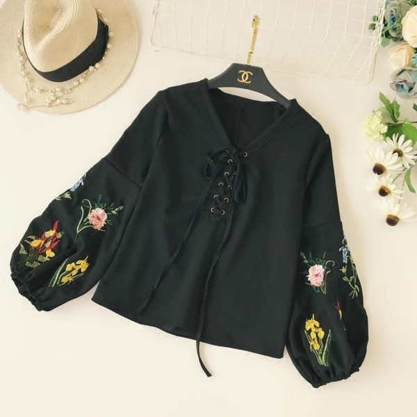 Модерна дамска блуза с кръстосани връзки и интересни широки ръкави с бродерия в различни цветове