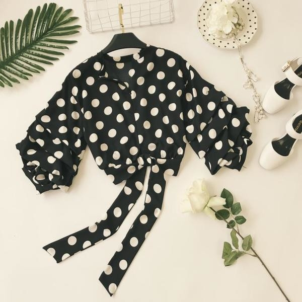 Елегантна дамска риза на точки в свободен стил