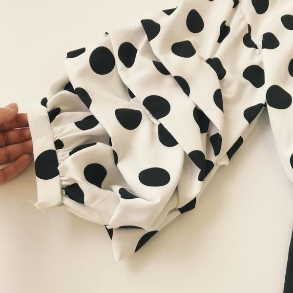 Елегантна дамска риза на точки в свободен стил