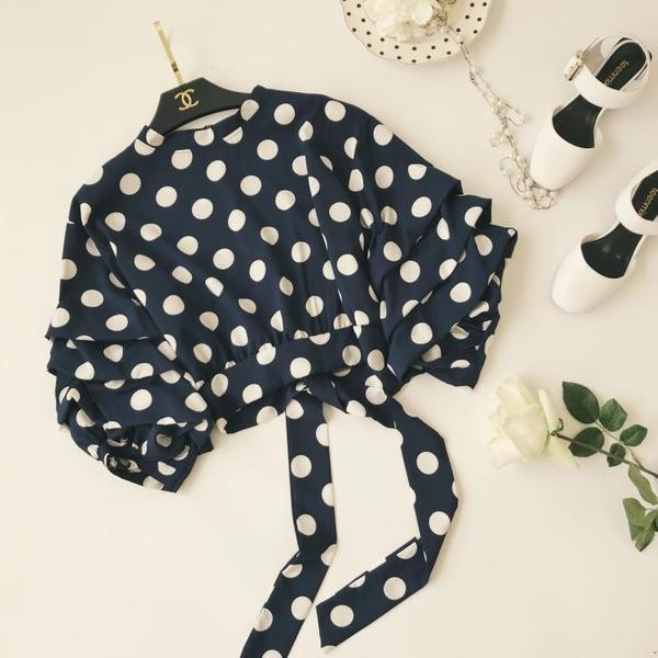 Елегантна дамска риза на точки в свободен стил