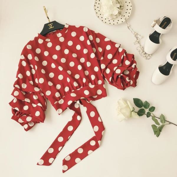 Елегантна дамска риза на точки в свободен стил