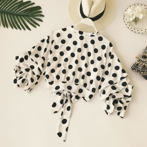 Елегантна дамска риза на точки в свободен стил