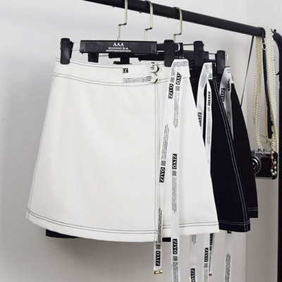 Спортно-елегантна дамска семпла пола в бял и черен цвят
