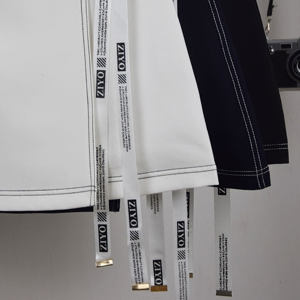 Спортно-елегантна дамска семпла пола в бял и черен цвят