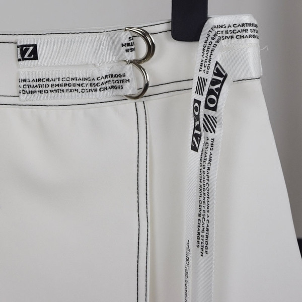 Спортно-елегантна дамска семпла пола в бял и черен цвят