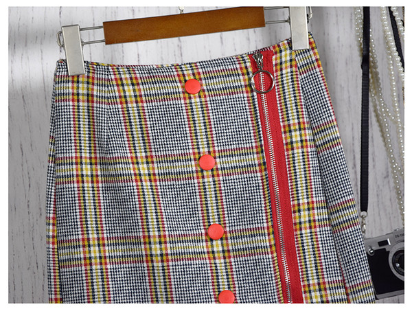 Стилна асиметрична дамска пола на каре с копчета