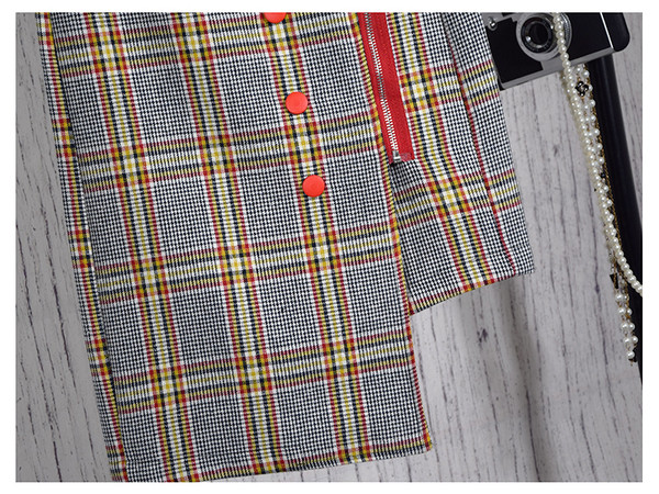 Стилна асиметрична дамска пола на каре с копчета