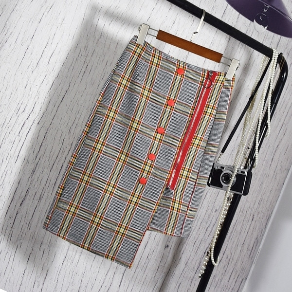 Стилна асиметрична дамска пола на каре с копчета