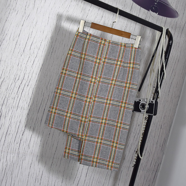 Стилна асиметрична дамска пола на каре с копчета