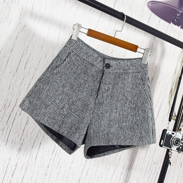 Спортно-елегантни къси панталонки с висока талия в три цвята