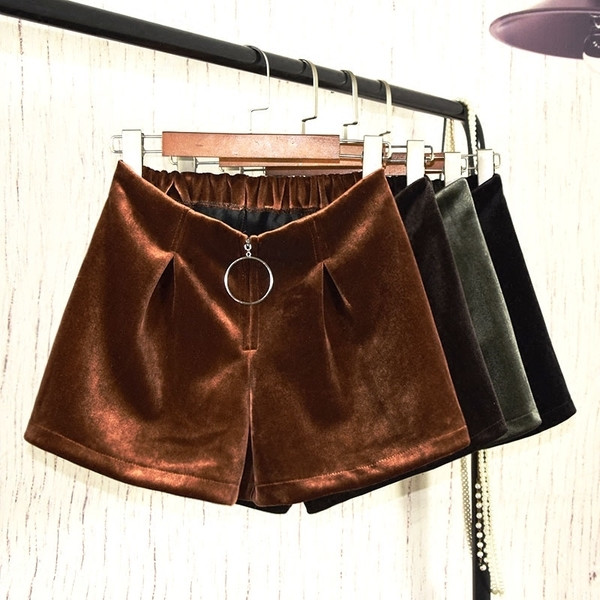 Модерни къси дамски панталони в различни цветове